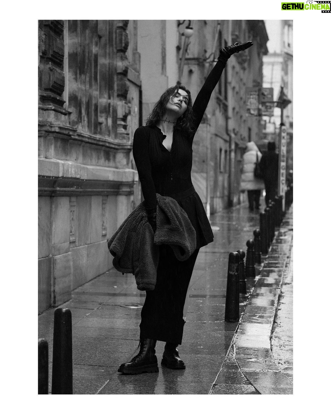 Reyhaneh Parsa Instagram - 🕊️ و من به خیابان رفتم فضای اتاق برای پرواز کافی نبود