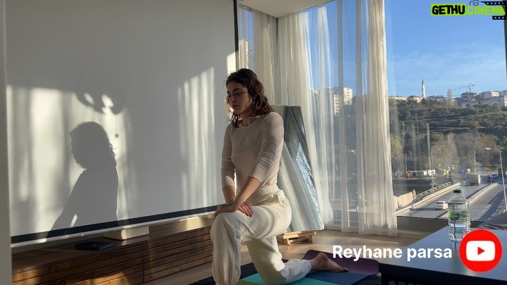 Reyhaneh Parsa Instagram - بعد از یک هفته سلام☀️👋🏼🌱 بازگشت شکوهمندانه ی خودمو به روتین تبریک می گم ☺️ «با من ورزش کن» به قسمت سوم رسید می تونید باهاش تمرین کنید لینک کانال رو در بیو گذاشتم؛ subscribe فراموش نشه 👽 یادمون هم باشه، باور هر آدم همه چیزشه… مراقب باور هاتون باشید… باور خیلی مهمه… خیلیییییی🤖 Music by @gokhanyegin 🎶