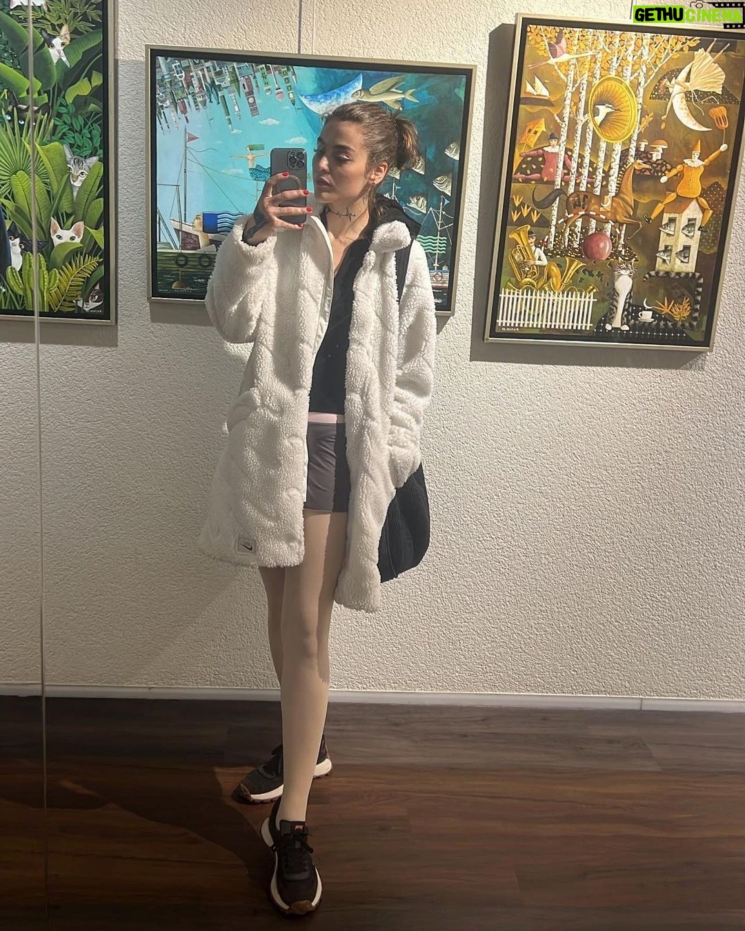 Reyhaneh Parsa Instagram - چه چیز می تواند جز یک عزم راسخ ما را به مقصد نهایی مان برساند؟ چنانکه آگاه هستیم به واسطه ی اراده سد ها هموار و راه ها سبز خواهند شد… به سبب روشن نگری ما فردا می تواند سرآغاز همان جاده ی سازش ی باشد که از دیر هنگام به جستجوی آن در صددیم