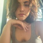 Reyhaneh Parsa Instagram - به قولی بعد از یک بار مردن از دوباره متولد میشیم گاهی از دل یک رنجِ طولانی… گاهی به دیدن رویا یا کابوسی… نوشتن از خویشتن، گریزناک ترین نوع نگارش است! به کدام سر مجالِ بروز بدهم؟ به کدامین خویشم رجوع کنم و بپرسم کیستی تو؟ اگر از دوست زیاد می نویسم زیرا که اهمیت ژرفی معاشرینم بر من دارند…( البته که برای خیلی ها اینطور هست) دوستی دور و قدیمی چند روز پیش با صفاتی که از من در پانزده سالگی توصیف کرد من رو دعوت به روشن بینی عجیبی کرد ( مهمترین اشاره اش به مقدار شور و ذوق و ساده اندیشی بود که اون دوران داشتم ) چطور این قدر دوور شده بودم از خودم؟!( از نظر خودم)🙃 و نا گفته هم نماند که من دو سال است که سخت مشغول آنم که بهتر شوم و اتفاقا که در این راه متوجه شده بودم بزرگ ترین دستاورد احیای کودک ی است که همواره در من است و درست این است که از آن کودک مراقبت کنم ما یک بار نا خواسته تا نوجوانی، احوالات، شرایط،محدودیت هایی را باور می کنیم، بار بعدی به قولی بعد از یک بار مردن از دوباره متولد میشیم گاهی از دل یک رنجِ طولانی… گاهی به دیدن رویا یا کابوسی… تسلی بخش ترین لحظات من زمانی است که می نویسم، هر چند نا پیدا گاهی، هر چند کلماتم به زنجیر هم خوش بیاییند یا نه! این عمل برای من ی چون من فرا تر از رو به روی آیینه نشستن است! گاهی می شنوم که یاغی خطاب می شوم، باور کنید که هیچ ستایشی بیش از این نیست که مرا به وجد آورد ☺️ مهر ۱۴۰۲