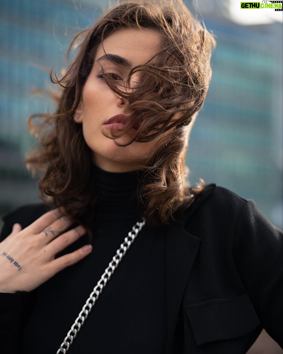 Reyhaneh Parsa Instagram - دی ماه هزارو چهارصد و دو عکاسی با نوید @navid_hsn