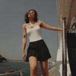 Reyhaneh Parsa Instagram - به قولی بعد از یک بار مردن از دوباره متولد میشیم گاهی از دل یک رنجِ طولانی… گاهی به دیدن رویا یا کابوسی… نوشتن از خویشتن، گریزناک ترین نوع نگارش است! به کدام سر مجالِ بروز بدهم؟ به کدامین خویشم رجوع کنم و بپرسم کیستی تو؟ اگر از دوست زیاد می نویسم زیرا که اهمیت ژرفی معاشرینم بر من دارند…( البته که برای خیلی ها اینطور هست) دوستی دور و قدیمی چند روز پیش با صفاتی که از من در پانزده سالگی توصیف کرد من رو دعوت به روشن بینی عجیبی کرد ( مهمترین اشاره اش به مقدار شور و ذوق و ساده اندیشی بود که اون دوران داشتم ) چطور این قدر دوور شده بودم از خودم؟!( از نظر خودم)🙃 و نا گفته هم نماند که من دو سال است که سخت مشغول آنم که بهتر شوم و اتفاقا که در این راه متوجه شده بودم بزرگ ترین دستاورد احیای کودک ی است که همواره در من است و درست این است که از آن کودک مراقبت کنم ما یک بار نا خواسته تا نوجوانی، احوالات، شرایط،محدودیت هایی را باور می کنیم، بار بعدی به قولی بعد از یک بار مردن از دوباره متولد میشیم گاهی از دل یک رنجِ طولانی… گاهی به دیدن رویا یا کابوسی… تسلی بخش ترین لحظات من زمانی است که می نویسم، هر چند نا پیدا گاهی، هر چند کلماتم به زنجیر هم خوش بیاییند یا نه! این عمل برای من ی چون من فرا تر از رو به روی آیینه نشستن است! گاهی می شنوم که یاغی خطاب می شوم، باور کنید که هیچ ستایشی بیش از این نیست که مرا به وجد آورد ☺️ مهر ۱۴۰۲
