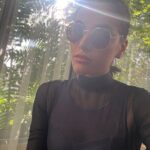 Reyhaneh Parsa Instagram - به قولی بعد از یک بار مردن از دوباره متولد میشیم گاهی از دل یک رنجِ طولانی… گاهی به دیدن رویا یا کابوسی… نوشتن از خویشتن، گریزناک ترین نوع نگارش است! به کدام سر مجالِ بروز بدهم؟ به کدامین خویشم رجوع کنم و بپرسم کیستی تو؟ اگر از دوست زیاد می نویسم زیرا که اهمیت ژرفی معاشرینم بر من دارند…( البته که برای خیلی ها اینطور هست) دوستی دور و قدیمی چند روز پیش با صفاتی که از من در پانزده سالگی توصیف کرد من رو دعوت به روشن بینی عجیبی کرد ( مهمترین اشاره اش به مقدار شور و ذوق و ساده اندیشی بود که اون دوران داشتم ) چطور این قدر دوور شده بودم از خودم؟!( از نظر خودم)🙃 و نا گفته هم نماند که من دو سال است که سخت مشغول آنم که بهتر شوم و اتفاقا که در این راه متوجه شده بودم بزرگ ترین دستاورد احیای کودک ی است که همواره در من است و درست این است که از آن کودک مراقبت کنم ما یک بار نا خواسته تا نوجوانی، احوالات، شرایط،محدودیت هایی را باور می کنیم، بار بعدی به قولی بعد از یک بار مردن از دوباره متولد میشیم گاهی از دل یک رنجِ طولانی… گاهی به دیدن رویا یا کابوسی… تسلی بخش ترین لحظات من زمانی است که می نویسم، هر چند نا پیدا گاهی، هر چند کلماتم به زنجیر هم خوش بیاییند یا نه! این عمل برای من ی چون من فرا تر از رو به روی آیینه نشستن است! گاهی می شنوم که یاغی خطاب می شوم، باور کنید که هیچ ستایشی بیش از این نیست که مرا به وجد آورد ☺️ مهر ۱۴۰۲