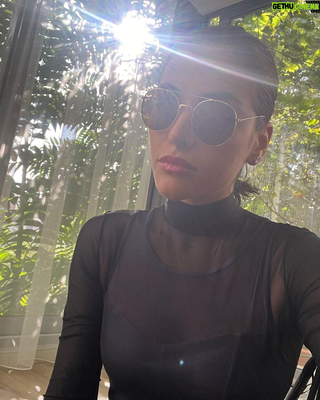 Reyhaneh Parsa Instagram - به قولی بعد از یک بار مردن از دوباره متولد میشیم گاهی از دل یک رنجِ طولانی… گاهی به دیدن رویا یا کابوسی… نوشتن از خویشتن، گریزناک ترین نوع نگارش است! به کدام سر مجالِ بروز بدهم؟ به کدامین خویشم رجوع کنم و بپرسم کیستی تو؟ اگر از دوست زیاد می نویسم زیرا که اهمیت ژرفی معاشرینم بر من دارند…( البته که برای خیلی ها اینطور هست) دوستی دور و قدیمی چند روز پیش با صفاتی که از من در پانزده سالگی توصیف کرد من رو دعوت به روشن بینی عجیبی کرد ( مهمترین اشاره اش به مقدار شور و ذوق و ساده اندیشی بود که اون دوران داشتم ) چطور این قدر دوور شده بودم از خودم؟!( از نظر خودم)🙃 و نا گفته هم نماند که من دو سال است که سخت مشغول آنم که بهتر شوم و اتفاقا که در این راه متوجه شده بودم بزرگ ترین دستاورد احیای کودک ی است که همواره در من است و درست این است که از آن کودک مراقبت کنم ما یک بار نا خواسته تا نوجوانی، احوالات، شرایط،محدودیت هایی را باور می کنیم، بار بعدی به قولی بعد از یک بار مردن از دوباره متولد میشیم گاهی از دل یک رنجِ طولانی… گاهی به دیدن رویا یا کابوسی… تسلی بخش ترین لحظات من زمانی است که می نویسم، هر چند نا پیدا گاهی، هر چند کلماتم به زنجیر هم خوش بیاییند یا نه! این عمل برای من ی چون من فرا تر از رو به روی آیینه نشستن است! گاهی می شنوم که یاغی خطاب می شوم، باور کنید که هیچ ستایشی بیش از این نیست که مرا به وجد آورد ☺️ مهر ۱۴۰۲