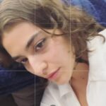 Reyhaneh Parsa Instagram - به قولی بعد از یک بار مردن از دوباره متولد میشیم گاهی از دل یک رنجِ طولانی… گاهی به دیدن رویا یا کابوسی… نوشتن از خویشتن، گریزناک ترین نوع نگارش است! به کدام سر مجالِ بروز بدهم؟ به کدامین خویشم رجوع کنم و بپرسم کیستی تو؟ اگر از دوست زیاد می نویسم زیرا که اهمیت ژرفی معاشرینم بر من دارند…( البته که برای خیلی ها اینطور هست) دوستی دور و قدیمی چند روز پیش با صفاتی که از من در پانزده سالگی توصیف کرد من رو دعوت به روشن بینی عجیبی کرد ( مهمترین اشاره اش به مقدار شور و ذوق و ساده اندیشی بود که اون دوران داشتم ) چطور این قدر دوور شده بودم از خودم؟!( از نظر خودم)🙃 و نا گفته هم نماند که من دو سال است که سخت مشغول آنم که بهتر شوم و اتفاقا که در این راه متوجه شده بودم بزرگ ترین دستاورد احیای کودک ی است که همواره در من است و درست این است که از آن کودک مراقبت کنم ما یک بار نا خواسته تا نوجوانی، احوالات، شرایط،محدودیت هایی را باور می کنیم، بار بعدی به قولی بعد از یک بار مردن از دوباره متولد میشیم گاهی از دل یک رنجِ طولانی… گاهی به دیدن رویا یا کابوسی… تسلی بخش ترین لحظات من زمانی است که می نویسم، هر چند نا پیدا گاهی، هر چند کلماتم به زنجیر هم خوش بیاییند یا نه! این عمل برای من ی چون من فرا تر از رو به روی آیینه نشستن است! گاهی می شنوم که یاغی خطاب می شوم، باور کنید که هیچ ستایشی بیش از این نیست که مرا به وجد آورد ☺️ مهر ۱۴۰۲