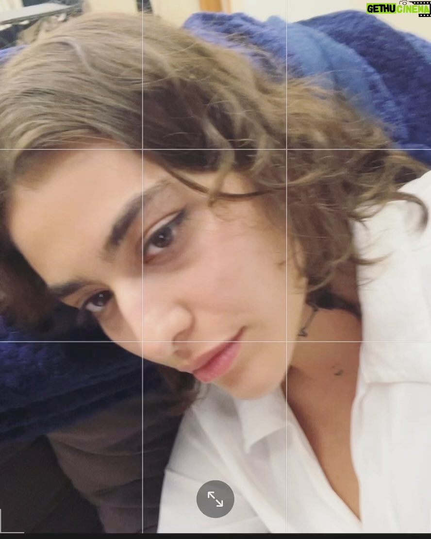 Reyhaneh Parsa Instagram - به قولی بعد از یک بار مردن از دوباره متولد میشیم گاهی از دل یک رنجِ طولانی… گاهی به دیدن رویا یا کابوسی… نوشتن از خویشتن، گریزناک ترین نوع نگارش است! به کدام سر مجالِ بروز بدهم؟ به کدامین خویشم رجوع کنم و بپرسم کیستی تو؟ اگر از دوست زیاد می نویسم زیرا که اهمیت ژرفی معاشرینم بر من دارند…( البته که برای خیلی ها اینطور هست) دوستی دور و قدیمی چند روز پیش با صفاتی که از من در پانزده سالگی توصیف کرد من رو دعوت به روشن بینی عجیبی کرد ( مهمترین اشاره اش به مقدار شور و ذوق و ساده اندیشی بود که اون دوران داشتم ) چطور این قدر دوور شده بودم از خودم؟!( از نظر خودم)🙃 و نا گفته هم نماند که من دو سال است که سخت مشغول آنم که بهتر شوم و اتفاقا که در این راه متوجه شده بودم بزرگ ترین دستاورد احیای کودک ی است که همواره در من است و درست این است که از آن کودک مراقبت کنم ما یک بار نا خواسته تا نوجوانی، احوالات، شرایط،محدودیت هایی را باور می کنیم، بار بعدی به قولی بعد از یک بار مردن از دوباره متولد میشیم گاهی از دل یک رنجِ طولانی… گاهی به دیدن رویا یا کابوسی… تسلی بخش ترین لحظات من زمانی است که می نویسم، هر چند نا پیدا گاهی، هر چند کلماتم به زنجیر هم خوش بیاییند یا نه! این عمل برای من ی چون من فرا تر از رو به روی آیینه نشستن است! گاهی می شنوم که یاغی خطاب می شوم، باور کنید که هیچ ستایشی بیش از این نیست که مرا به وجد آورد ☺️ مهر ۱۴۰۲