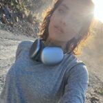 Reyhaneh Parsa Instagram - به قولی بعد از یک بار مردن از دوباره متولد میشیم گاهی از دل یک رنجِ طولانی… گاهی به دیدن رویا یا کابوسی… نوشتن از خویشتن، گریزناک ترین نوع نگارش است! به کدام سر مجالِ بروز بدهم؟ به کدامین خویشم رجوع کنم و بپرسم کیستی تو؟ اگر از دوست زیاد می نویسم زیرا که اهمیت ژرفی معاشرینم بر من دارند…( البته که برای خیلی ها اینطور هست) دوستی دور و قدیمی چند روز پیش با صفاتی که از من در پانزده سالگی توصیف کرد من رو دعوت به روشن بینی عجیبی کرد ( مهمترین اشاره اش به مقدار شور و ذوق و ساده اندیشی بود که اون دوران داشتم ) چطور این قدر دوور شده بودم از خودم؟!( از نظر خودم)🙃 و نا گفته هم نماند که من دو سال است که سخت مشغول آنم که بهتر شوم و اتفاقا که در این راه متوجه شده بودم بزرگ ترین دستاورد احیای کودک ی است که همواره در من است و درست این است که از آن کودک مراقبت کنم ما یک بار نا خواسته تا نوجوانی، احوالات، شرایط،محدودیت هایی را باور می کنیم، بار بعدی به قولی بعد از یک بار مردن از دوباره متولد میشیم گاهی از دل یک رنجِ طولانی… گاهی به دیدن رویا یا کابوسی… تسلی بخش ترین لحظات من زمانی است که می نویسم، هر چند نا پیدا گاهی، هر چند کلماتم به زنجیر هم خوش بیاییند یا نه! این عمل برای من ی چون من فرا تر از رو به روی آیینه نشستن است! گاهی می شنوم که یاغی خطاب می شوم، باور کنید که هیچ ستایشی بیش از این نیست که مرا به وجد آورد ☺️ مهر ۱۴۰۲