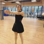 Reyhaneh Parsa Instagram - به قولی بعد از یک بار مردن از دوباره متولد میشیم گاهی از دل یک رنجِ طولانی… گاهی به دیدن رویا یا کابوسی… نوشتن از خویشتن، گریزناک ترین نوع نگارش است! به کدام سر مجالِ بروز بدهم؟ به کدامین خویشم رجوع کنم و بپرسم کیستی تو؟ اگر از دوست زیاد می نویسم زیرا که اهمیت ژرفی معاشرینم بر من دارند…( البته که برای خیلی ها اینطور هست) دوستی دور و قدیمی چند روز پیش با صفاتی که از من در پانزده سالگی توصیف کرد من رو دعوت به روشن بینی عجیبی کرد ( مهمترین اشاره اش به مقدار شور و ذوق و ساده اندیشی بود که اون دوران داشتم ) چطور این قدر دوور شده بودم از خودم؟!( از نظر خودم)🙃 و نا گفته هم نماند که من دو سال است که سخت مشغول آنم که بهتر شوم و اتفاقا که در این راه متوجه شده بودم بزرگ ترین دستاورد احیای کودک ی است که همواره در من است و درست این است که از آن کودک مراقبت کنم ما یک بار نا خواسته تا نوجوانی، احوالات، شرایط،محدودیت هایی را باور می کنیم، بار بعدی به قولی بعد از یک بار مردن از دوباره متولد میشیم گاهی از دل یک رنجِ طولانی… گاهی به دیدن رویا یا کابوسی… تسلی بخش ترین لحظات من زمانی است که می نویسم، هر چند نا پیدا گاهی، هر چند کلماتم به زنجیر هم خوش بیاییند یا نه! این عمل برای من ی چون من فرا تر از رو به روی آیینه نشستن است! گاهی می شنوم که یاغی خطاب می شوم، باور کنید که هیچ ستایشی بیش از این نیست که مرا به وجد آورد ☺️ مهر ۱۴۰۲
