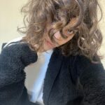 Reyhaneh Parsa Instagram - به قولی بعد از یک بار مردن از دوباره متولد میشیم گاهی از دل یک رنجِ طولانی… گاهی به دیدن رویا یا کابوسی… نوشتن از خویشتن، گریزناک ترین نوع نگارش است! به کدام سر مجالِ بروز بدهم؟ به کدامین خویشم رجوع کنم و بپرسم کیستی تو؟ اگر از دوست زیاد می نویسم زیرا که اهمیت ژرفی معاشرینم بر من دارند…( البته که برای خیلی ها اینطور هست) دوستی دور و قدیمی چند روز پیش با صفاتی که از من در پانزده سالگی توصیف کرد من رو دعوت به روشن بینی عجیبی کرد ( مهمترین اشاره اش به مقدار شور و ذوق و ساده اندیشی بود که اون دوران داشتم ) چطور این قدر دوور شده بودم از خودم؟!( از نظر خودم)🙃 و نا گفته هم نماند که من دو سال است که سخت مشغول آنم که بهتر شوم و اتفاقا که در این راه متوجه شده بودم بزرگ ترین دستاورد احیای کودک ی است که همواره در من است و درست این است که از آن کودک مراقبت کنم ما یک بار نا خواسته تا نوجوانی، احوالات، شرایط،محدودیت هایی را باور می کنیم، بار بعدی به قولی بعد از یک بار مردن از دوباره متولد میشیم گاهی از دل یک رنجِ طولانی… گاهی به دیدن رویا یا کابوسی… تسلی بخش ترین لحظات من زمانی است که می نویسم، هر چند نا پیدا گاهی، هر چند کلماتم به زنجیر هم خوش بیاییند یا نه! این عمل برای من ی چون من فرا تر از رو به روی آیینه نشستن است! گاهی می شنوم که یاغی خطاب می شوم، باور کنید که هیچ ستایشی بیش از این نیست که مرا به وجد آورد ☺️ مهر ۱۴۰۲