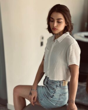Reyhaneh Parsa Instagram - 🪞
Ben düşünüyorum. 
o’zaman ben varım