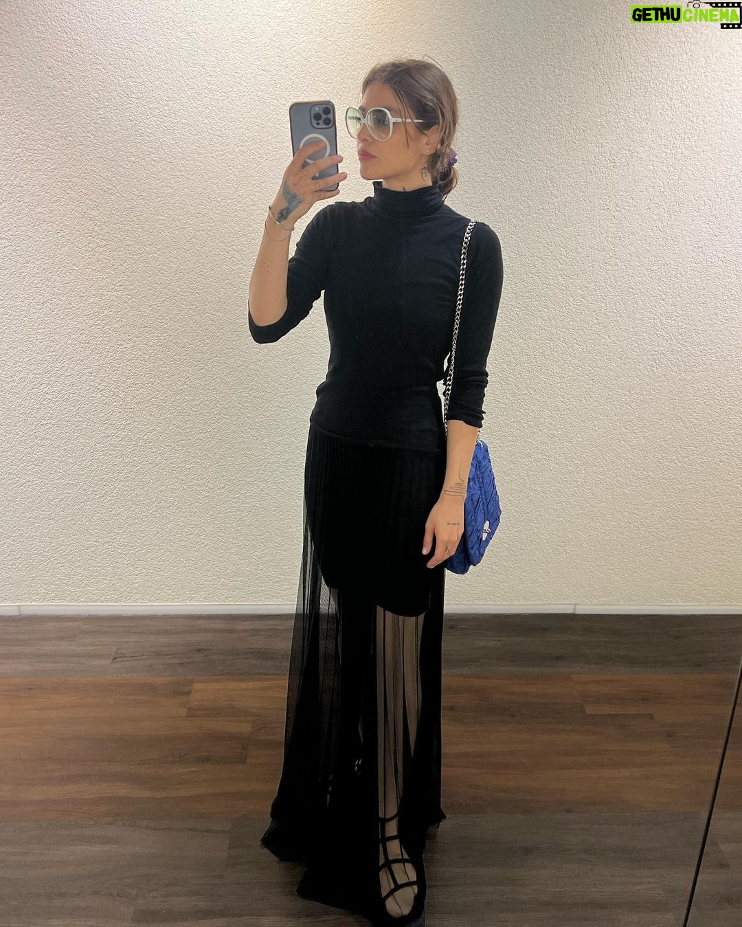 Reyhaneh Parsa Instagram - 🌱 چشم از پنجره بردار، منجی همین جاست