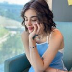 Reyhaneh Parsa Instagram - چند روز پیش برای یکی از دوستام که برای بار دوم مهاجرت کرد، نوشتم: برو آنجا که تو را منتظرند.. بعد شروع کردم به تصویر سازی اهالی شهری که اگر کسی از بین آنها کم شود به انتظار آن که رفته می نشینند، یا حداقل شاید گوشه جایی برای او در پسِ خیالشان بگذارند… بعد باز تصور کردم آرمان شهری را که فراموشی، موهبت محسوب نمی شود! و همه این ها را در حالی تصور می کردم که خود داشتم در موفقیت آمیز ترین نقطه از فراموشی ها و گذشتن ها زیست می کردم… و حتی فراموشی را همچنان کیمیا می دانستم…. تیر ۱۴۰۲ ریحانه پارسا