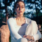 Reyhaneh Parsa Instagram - شاید راه رسیدن به حقیقت، خیال باشد؛ ‏شاید حقیقت خیالی طولانی و بی پایان است ‏چرا که تنها راهِ دسترسی به «مأمن»در خود گم شدن و سپس در همان خود پیدا نشدن است؛ ‏راهِ کشفِ حقیقت هر چه هست، ‏ «سکوت و نظاره بودن»بخشِ مهمی از آن است…