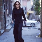 Reyhaneh Parsa Instagram - Bu şehre girdiğimde özgürlüğü arıyordum! Sokaklarda her dolaştığımda kendime burası neresi diye soruyorum. Hayatımın tarihinin neresindeyim? Üç yıldır İstanbul'da yaşıyorum ve yavaş yavaş Türkçe konuşmaya başlıyorum. Bu şehir benim için ödülünü hazırlıyor Ben de hazırım!🙌🏻 August 2023 Istanbul, Turkey
