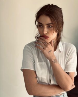 Reyhaneh Parsa Instagram - 🪞
Ben düşünüyorum. 
o’zaman ben varım