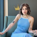 Reyhaneh Parsa Instagram - چند روز پیش برای یکی از دوستام که برای بار دوم مهاجرت کرد، نوشتم: برو آنجا که تو را منتظرند.. بعد شروع کردم به تصویر سازی اهالی شهری که اگر کسی از بین آنها کم شود به انتظار آن که رفته می نشینند، یا حداقل شاید گوشه جایی برای او در پسِ خیالشان بگذارند… بعد باز تصور کردم آرمان شهری را که فراموشی، موهبت محسوب نمی شود! و همه این ها را در حالی تصور می کردم که خود داشتم در موفقیت آمیز ترین نقطه از فراموشی ها و گذشتن ها زیست می کردم… و حتی فراموشی را همچنان کیمیا می دانستم…. تیر ۱۴۰۲ ریحانه پارسا