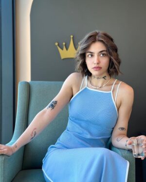 Reyhaneh Parsa Instagram - چند روز پیش برای یکی از دوستام که برای بار دوم مهاجرت کرد، نوشتم: برو آنجا که تو را منتظرند..
بعد شروع کردم به تصویر سازی اهالی شهری که اگر کسی از بین آنها کم شود به انتظار آن که رفته می نشینند، یا حداقل شاید گوشه جایی برای او در پسِ خیالشان بگذارند…
 بعد باز تصور کردم آرمان شهری را که 
فراموشی، موهبت محسوب نمی شود!
 و همه  این ها را در حالی تصور می  کردم که خود  داشتم در موفقیت آمیز ترین نقطه از فراموشی ها و  گذشتن ها زیست می کردم…
 و حتی فراموشی را همچنان کیمیا می دانستم….
تیر ۱۴۰۲ 
ریحانه پارسا