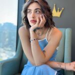 Reyhaneh Parsa Instagram - چند روز پیش برای یکی از دوستام که برای بار دوم مهاجرت کرد، نوشتم: برو آنجا که تو را منتظرند.. بعد شروع کردم به تصویر سازی اهالی شهری که اگر کسی از بین آنها کم شود به انتظار آن که رفته می نشینند، یا حداقل شاید گوشه جایی برای او در پسِ خیالشان بگذارند… بعد باز تصور کردم آرمان شهری را که فراموشی، موهبت محسوب نمی شود! و همه این ها را در حالی تصور می کردم که خود داشتم در موفقیت آمیز ترین نقطه از فراموشی ها و گذشتن ها زیست می کردم… و حتی فراموشی را همچنان کیمیا می دانستم…. تیر ۱۴۰۲ ریحانه پارسا