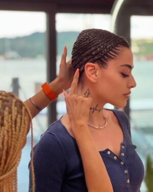 Reyhaneh Parsa Instagram - 💆🏻‍♀️☺️🦋