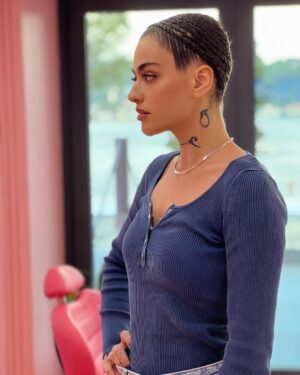 Reyhaneh Parsa Instagram - 💆🏻‍♀️☺️🦋