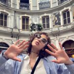 Reyhaneh Parsa Instagram - آه ای زندگی منم که هنوز با همه پوچی از تو لبریزم نه به فکرم که رشته پاره کنم نه بر آنم که از تو بگریزم همه ذرات جسم خاکی من از تو ، ای شعر ِ گرم در سوزند آسمانهای صاف را مانند که لبالب ز بادهٔ روزند با هزاران جوانه می خواند بوتهٔ نسترن سرود تو را هر نسیمی که می وزد در باغ می رساند به او درود تو را من تو را در تو جستجو کردم نه در آن خوابهای رویایی در دو دست تو سخت کاویدم پر شدم ، پر شدم ز زیبایی پر شدم از ترانه های سیاه پر شدم از ترانه های سپید از هزاران شراره های نیاز از هزاران جرقه های امید حیف از آن روزها که من با خشم به تو چون دشمنی نظر کردم پوچ پنداشتم فریب تو را ز تو ماندم ، تو را هدر کردم غافل از آنکه تو به جایی و من همچو آبی روان که در گذرم گمشده در غبار شوم زوال ره تاریک مرگ می سپرم آه ، ای زندگی من آینه ام از تو چشمم پر از نگاه شود ورنه گر مرگ بنگرد در من روی آیینه ام سیاه شود عاشقم ، عاشق ستارهٔ صبح عاشق ابرهای سرگردان عاشق روزهای بارانی عاشق هر چه نام توست بر آن می مکم با وجود تشنهٔ خویش خون سوزان لحظه های تو را آنچنان از تو کام می گیرم تا به خشم آورم خدای تو را !