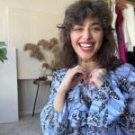 Reyhaneh Parsa Instagram - İşte hala Ben buradayım ✨ Yirmi beş yaşındayım Her şeyim değiştiği farketti Adım adım kadıremı takip ediyorum Bir an mehrazin ben istanbulu çok seviyorum dedi Ve o an ben güldüm va sanki uzun bir uyumakdan kalktım İşte hala Ben buradayım ve her şeyimi enteresan bir şekilde dokunuyorum kaç güzel arkadaşları buldum Özelesı farnuşcuğum ki bana Türkçe öğretti ♥️ @turkibafarnoosh ☀️ güzel elbisem @mehrazinrezaei.co 🤍