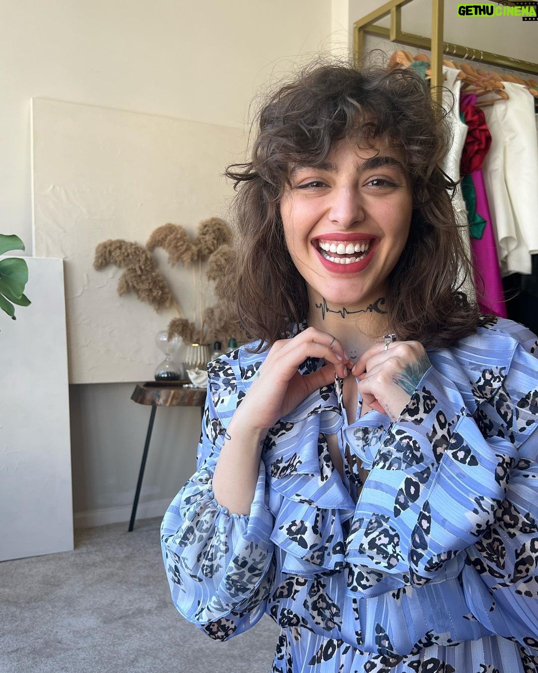 Reyhaneh Parsa Instagram - İşte hala Ben buradayım ✨ Yirmi beş yaşındayım Her şeyim değiştiği farketti Adım adım kadıremı takip ediyorum Bir an mehrazin ben istanbulu çok seviyorum dedi Ve o an ben güldüm va sanki uzun bir uyumakdan kalktım İşte hala Ben buradayım ve her şeyimi enteresan bir şekilde dokunuyorum kaç güzel arkadaşları buldum Özelesı farnuşcuğum ki bana Türkçe öğretti ♥️ @turkibafarnoosh ☀️ güzel elbisem @mehrazinrezaei.co 🤍