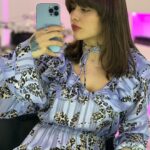 Reyhaneh Parsa Instagram - İşte hala Ben buradayım ✨ Yirmi beş yaşındayım Her şeyim değiştiği farketti Adım adım kadıremı takip ediyorum Bir an mehrazin ben istanbulu çok seviyorum dedi Ve o an ben güldüm va sanki uzun bir uyumakdan kalktım İşte hala Ben buradayım ve her şeyimi enteresan bir şekilde dokunuyorum kaç güzel arkadaşları buldum Özelesı farnuşcuğum ki bana Türkçe öğretti ♥️ @turkibafarnoosh ☀️ güzel elbisem @mehrazinrezaei.co 🤍