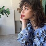 Reyhaneh Parsa Instagram - İşte hala Ben buradayım ✨ Yirmi beş yaşındayım Her şeyim değiştiği farketti Adım adım kadıremı takip ediyorum Bir an mehrazin ben istanbulu çok seviyorum dedi Ve o an ben güldüm va sanki uzun bir uyumakdan kalktım İşte hala Ben buradayım ve her şeyimi enteresan bir şekilde dokunuyorum kaç güzel arkadaşları buldum Özelesı farnuşcuğum ki bana Türkçe öğretti ♥️ @turkibafarnoosh ☀️ güzel elbisem @mehrazinrezaei.co 🤍