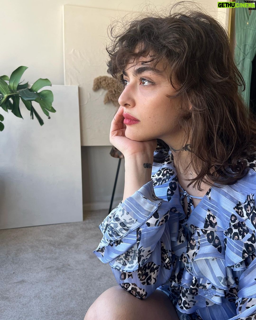 Reyhaneh Parsa Instagram - İşte hala Ben buradayım ✨ Yirmi beş yaşındayım Her şeyim değiştiği farketti Adım adım kadıremı takip ediyorum Bir an mehrazin ben istanbulu çok seviyorum dedi Ve o an ben güldüm va sanki uzun bir uyumakdan kalktım İşte hala Ben buradayım ve her şeyimi enteresan bir şekilde dokunuyorum kaç güzel arkadaşları buldum Özelesı farnuşcuğum ki bana Türkçe öğretti ♥️ @turkibafarnoosh ☀️ güzel elbisem @mehrazinrezaei.co 🤍