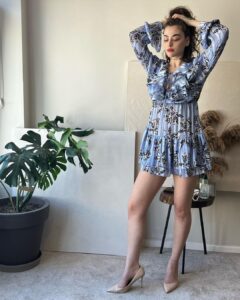 Reyhaneh Parsa Instagram - İşte hala Ben buradayım ✨ Yirmi beş yaşındayım Her şeyim değiştiği farketti Adım adım kadıremı takip ediyorum Bir an mehrazin ben istanbulu çok seviyorum dedi Ve o an ben güldüm va sanki uzun bir uyumakdan kalktım İşte hala Ben buradayım ve her şeyimi enteresan bir şekilde dokunuyorum kaç güzel arkadaşları buldum Özelesı farnuşcuğum ki bana Türkçe öğretti ♥️ @turkibafarnoosh ☀️ güzel elbisem @mehrazinrezaei.co 🤍