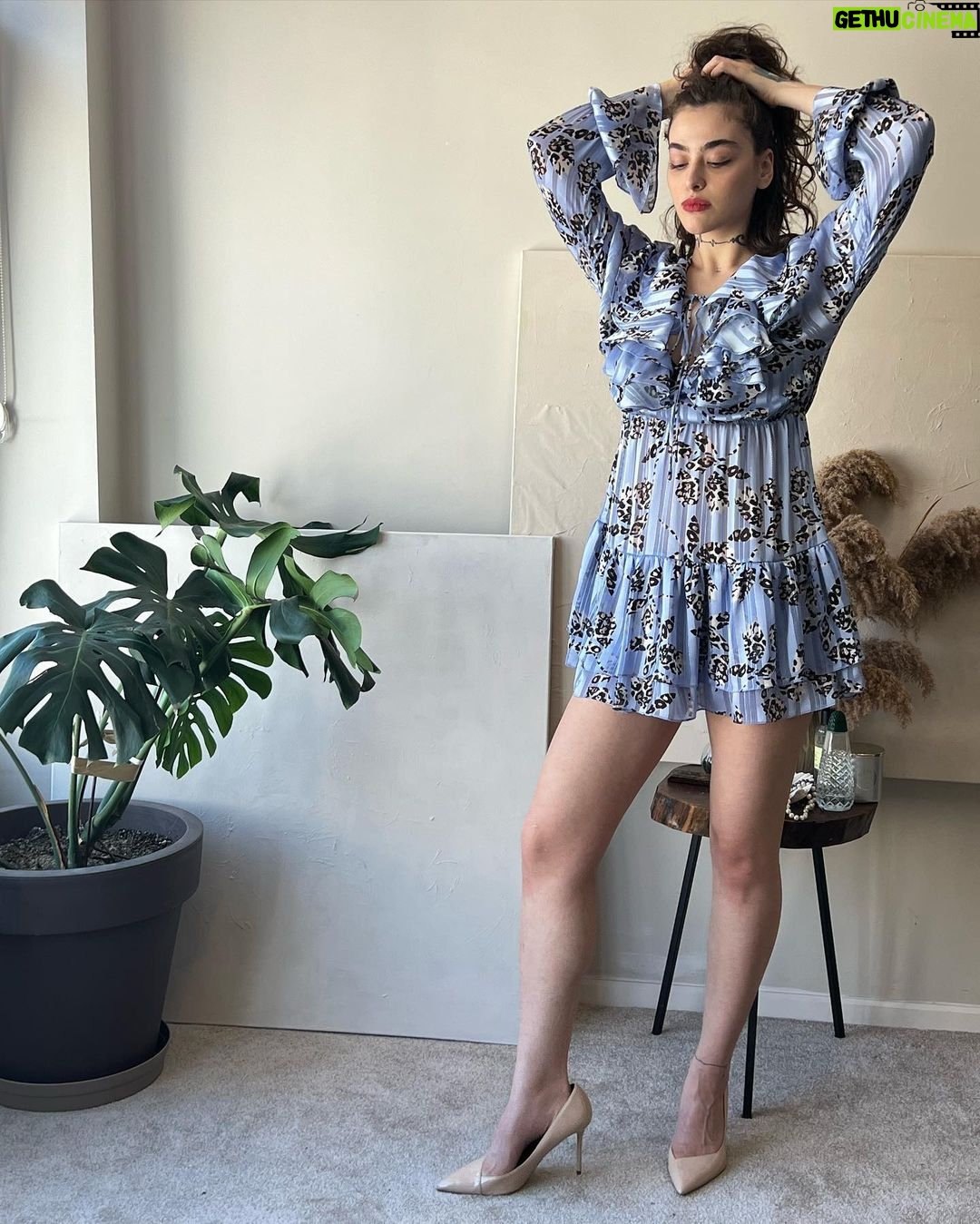 Reyhaneh Parsa Instagram - İşte hala Ben buradayım ✨ Yirmi beş yaşındayım Her şeyim değiştiği farketti Adım adım kadıremı takip ediyorum Bir an mehrazin ben istanbulu çok seviyorum dedi Ve o an ben güldüm va sanki uzun bir uyumakdan kalktım İşte hala Ben buradayım ve her şeyimi enteresan bir şekilde dokunuyorum kaç güzel arkadaşları buldum Özelesı farnuşcuğum ki bana Türkçe öğretti ♥️ @turkibafarnoosh ☀️ güzel elbisem @mehrazinrezaei.co 🤍