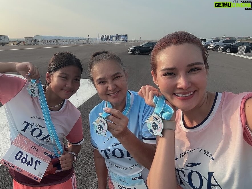 Rhatha Phongam Instagram - มันมีนะ คนที่ตื่นมาแล้วไม่นอนต่อ วันอาทิตย์... แต่นอนบ้างก็ได้ 🫶🏻😂 ดีใจที่ได้เจอทุกคนค่าาาาาา ❤️🫶🏻 #The3rdrunwaysuvarnabhumicharityrun #โครงการเดินวิ่งการกุศล #ทางวิ่งเส้นที่3ท่าอากาศยานสุวรรณภูมิ #ท่าอากาศยานสุวรรณภูมิ #รันเวย์ที่3 #งานวิ่ง #AOT