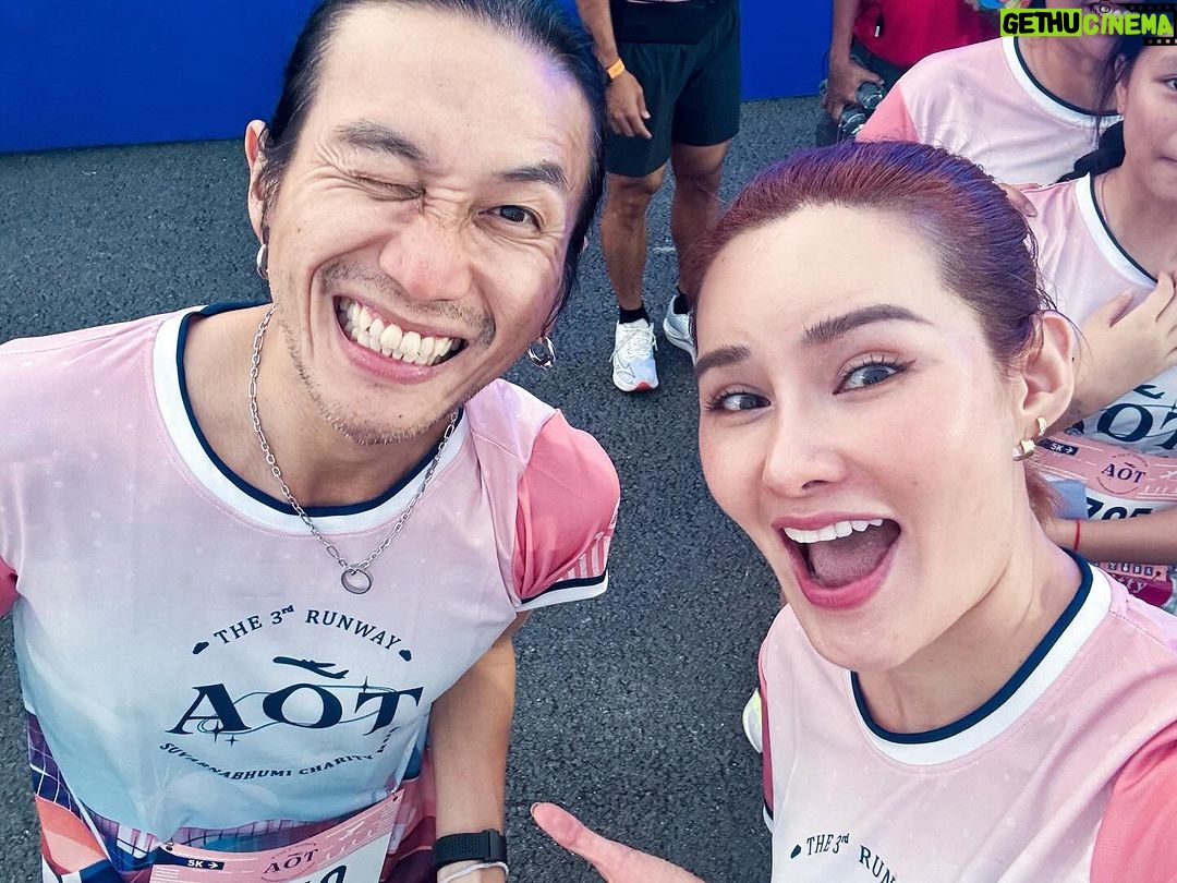 Rhatha Phongam Instagram - มันมีนะ คนที่ตื่นมาแล้วไม่นอนต่อ วันอาทิตย์... แต่นอนบ้างก็ได้ 🫶🏻😂 ดีใจที่ได้เจอทุกคนค่าาาาาา ❤️🫶🏻 #The3rdrunwaysuvarnabhumicharityrun #โครงการเดินวิ่งการกุศล #ทางวิ่งเส้นที่3ท่าอากาศยานสุวรรณภูมิ #ท่าอากาศยานสุวรรณภูมิ #รันเวย์ที่3 #งานวิ่ง #AOT