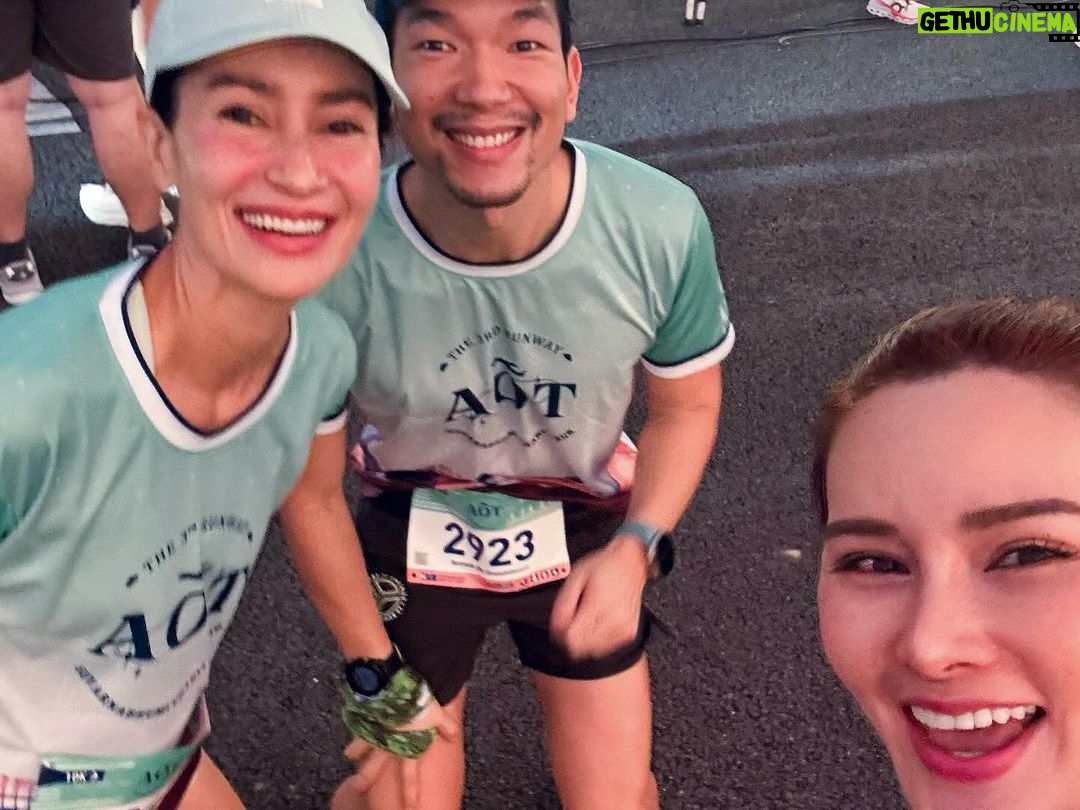 Rhatha Phongam Instagram - มันมีนะ คนที่ตื่นมาแล้วไม่นอนต่อ วันอาทิตย์... แต่นอนบ้างก็ได้ 🫶🏻😂 ดีใจที่ได้เจอทุกคนค่าาาาาา ❤️🫶🏻 #The3rdrunwaysuvarnabhumicharityrun #โครงการเดินวิ่งการกุศล #ทางวิ่งเส้นที่3ท่าอากาศยานสุวรรณภูมิ #ท่าอากาศยานสุวรรณภูมิ #รันเวย์ที่3 #งานวิ่ง #AOT