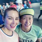 Rhatha Phongam Instagram - มันมีนะ คนที่ตื่นมาแล้วไม่นอนต่อ วันอาทิตย์... แต่นอนบ้างก็ได้ 🫶🏻😂 ดีใจที่ได้เจอทุกคนค่าาาาาา ❤️🫶🏻 #The3rdrunwaysuvarnabhumicharityrun #โครงการเดินวิ่งการกุศล #ทางวิ่งเส้นที่3ท่าอากาศยานสุวรรณภูมิ #ท่าอากาศยานสุวรรณภูมิ #รันเวย์ที่3 #งานวิ่ง #AOT