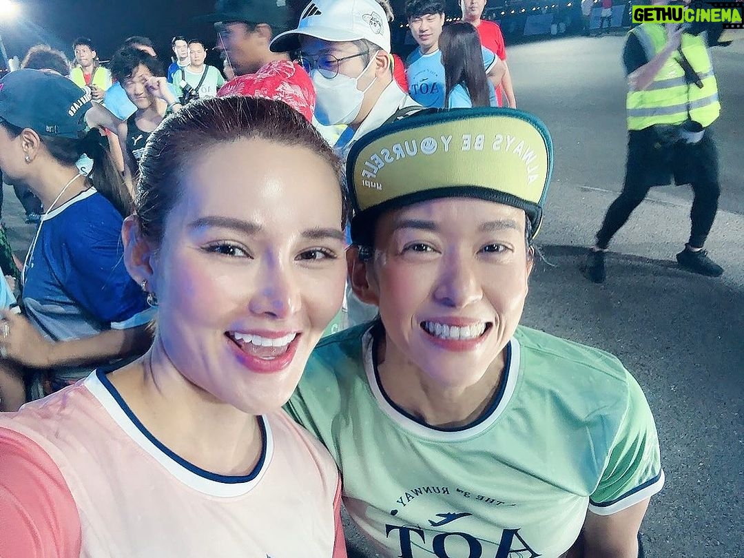 Rhatha Phongam Instagram - มันมีนะ คนที่ตื่นมาแล้วไม่นอนต่อ วันอาทิตย์... แต่นอนบ้างก็ได้ 🫶🏻😂 ดีใจที่ได้เจอทุกคนค่าาาาาา ❤️🫶🏻 #The3rdrunwaysuvarnabhumicharityrun #โครงการเดินวิ่งการกุศล #ทางวิ่งเส้นที่3ท่าอากาศยานสุวรรณภูมิ #ท่าอากาศยานสุวรรณภูมิ #รันเวย์ที่3 #งานวิ่ง #AOT