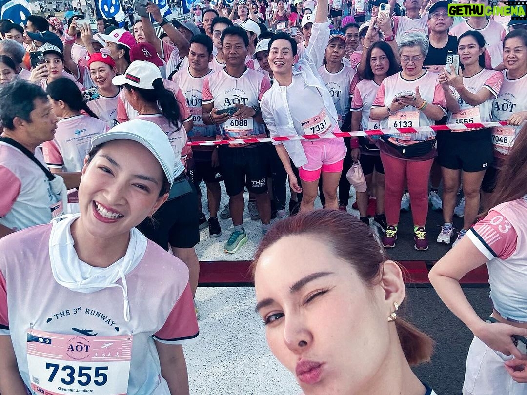 Rhatha Phongam Instagram - มันมีนะ คนที่ตื่นมาแล้วไม่นอนต่อ วันอาทิตย์... แต่นอนบ้างก็ได้ 🫶🏻😂 ดีใจที่ได้เจอทุกคนค่าาาาาา ❤️🫶🏻 #The3rdrunwaysuvarnabhumicharityrun #โครงการเดินวิ่งการกุศล #ทางวิ่งเส้นที่3ท่าอากาศยานสุวรรณภูมิ #ท่าอากาศยานสุวรรณภูมิ #รันเวย์ที่3 #งานวิ่ง #AOT