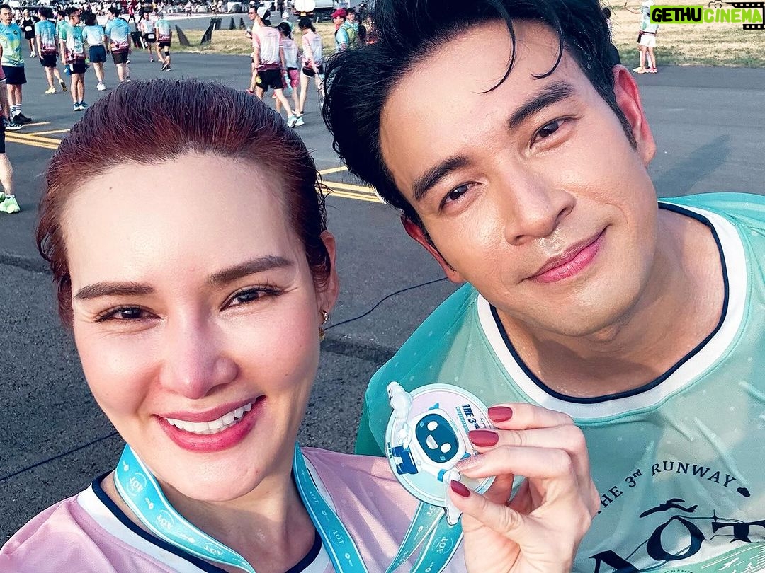 Rhatha Phongam Instagram - มันมีนะ คนที่ตื่นมาแล้วไม่นอนต่อ วันอาทิตย์... แต่นอนบ้างก็ได้ 🫶🏻😂 ดีใจที่ได้เจอทุกคนค่าาาาาา ❤️🫶🏻 #The3rdrunwaysuvarnabhumicharityrun #โครงการเดินวิ่งการกุศล #ทางวิ่งเส้นที่3ท่าอากาศยานสุวรรณภูมิ #ท่าอากาศยานสุวรรณภูมิ #รันเวย์ที่3 #งานวิ่ง #AOT