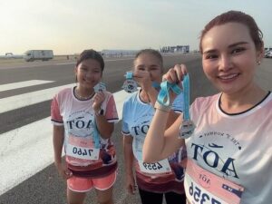 Rhatha Phongam Instagram - ประสบความสำเร็จแล้วปีนี้ ปลุกแม่ติดบิบงานวิ่งได้ 🫶🏻🩵 เหรียญแรกของยายน้อยยยยยยย #The3rdrunwaysuvarnabhumicharityrun
#โครงการเดินวิ่งการกุศล
#ทางวิ่งเส้นที่3ท่าอากาศยานสุวรรณภูมิ
#ท่าอากาศยานสุวรรณภูมิ
#รันเวย์ที่3
#งานวิ่ง
#AOT