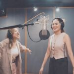 Rhatha Phongam Instagram - เริ่มจาก @tulyatep เปิดวิทยุ แล้วเพลง “คำถาม” ของน้องท๊อฟฟี่ดังขึ้น หญิงก็ร้องๆฮัมๆไป พี่ตุลเลยพูดขึ้นมาว่า “ชวนน้องมาร้องเพลงด้วยกันสิ ก็ร้องเพลงได้ทั้งคู่” ก็เลยถามน้องว่า มาร้องเพลงกันมั้ย คิดถึงเสียงน้อง ก็เลยมีวันนี้ เพลง คำถาม cover by เจ้าของเพลง @topfee_nichapa และ ญาติผู้พี่ ดิชั้นเอง 1 ทุ่มทาง youtube channel #Rhathachannel 🫶🏻🩷 ต้อนรับวันแห่งความรักในวันพรุ่งนี้ special thanks คลิปวีดีโอสวยๆจาก @box_production และ ดนตรีเพราะๆจากพี่จอร์จค่ะ @sevendogs 🙏🏻❤️ Bangkok, Thailand