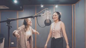 Rhatha Phongam Instagram - เริ่มจาก @tulyatep เปิดวิทยุ แล้วเพลง “คำถาม” ของน้องท๊อฟฟี่ดังขึ้น หญิงก็ร้องๆฮัมๆไป พี่ตุลเลยพูดขึ้นมาว่า “ชวนน้องมาร้องเพลงด้วยกันสิ ก็ร้องเพลงได้ทั้งคู่” ก็เลยถามน้องว่า มาร้องเพลงกันมั้ย คิดถึงเสียงน้อง ก็เลยมีวันนี้ เพลง คำถาม cover by เจ้าของเพลง @topfee_nichapa และ ญาติผู้พี่ ดิชั้นเอง 1 ทุ่มทาง youtube channel #Rhathachannel 🫶🏻🩷 ต้อนรับวันแห่งความรักในวันพรุ่งนี้ special thanks คลิปวีดีโอสวยๆจาก @box_production และ ดนตรีเพราะๆจากพี่จอร์จค่ะ @sevendogs 🙏🏻❤️ Bangkok, Thailand