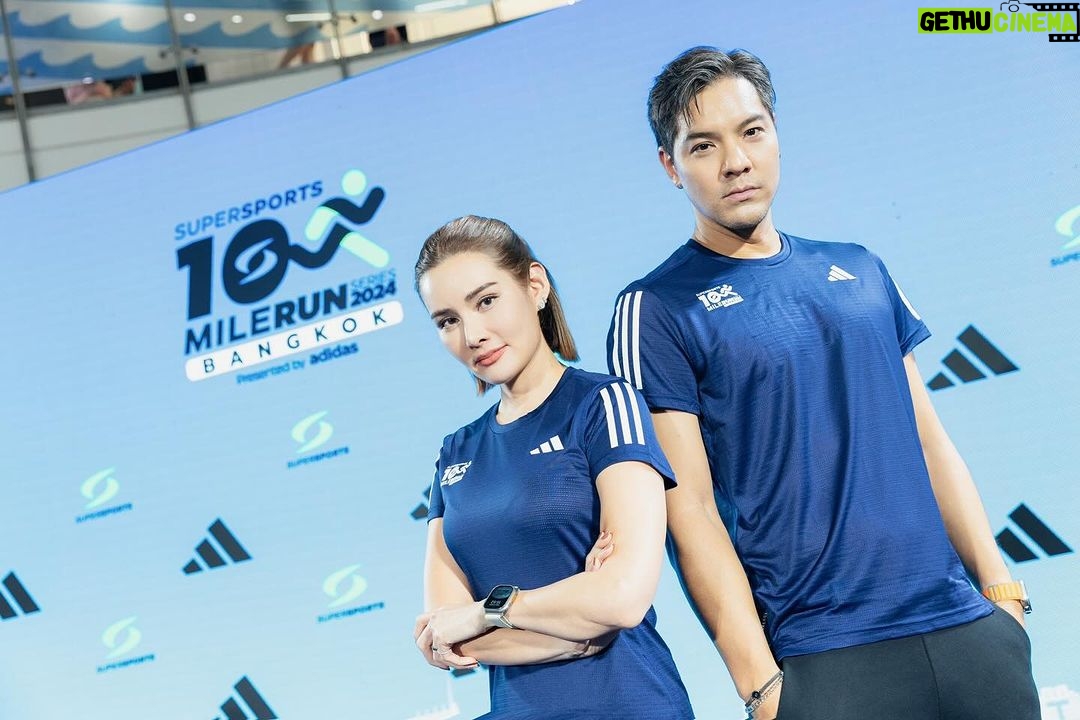 Rhatha Phongam Instagram - เปิดสนามอย่างยิ่งใหญ่ ในงานแถลงข่าวงานวิ่งที่ทุกคนรอคอย Supersports 10 Mile Run Series 2024 Bangkok Presented by adidas ที่กลับมาสร้างความประทับใจให้เหล่าคนรักการวิ่งอีกครั้ง ด้วยมาตรฐานการจัดงานวิ่งระดับสากล✨🏆 บรรยากาศในงานเป็นไปอย่างคึกคัก และได้รับการตอบรับที่ดีจากเหล่าบรรดานักวิ่งและสื่อมวลชน โดยมีประธานในพิธี คุณ อเล็กซองต์ อัมเบล กรรมการผู้จัดการใหญ่ บริษัท ซี อาร์ ซี สปอร์ต พร้อมด้วยคุณมร.จอร์จ ยูสเซ็ฟ ผู้จัดการทั่วไป บริษัท อาดิดาส (ประเทศไทย) เป็นเกียรติในครั้งนี้ พร้อมด้วย ไมค์ ภัทรเดช ที่มาพร้อมกับคู่รักสายวิ่ง หญิง รฐา , ตุลย์ ตุลยเทพ และอดีตนักกีฬาทีมชาติชื่อดัง อาย-ศรสวรรค์ พร้อมทั้งเซเลบริตี้ผู้มีใจรักการวิ่ง ป๊อก-อิทธิพล, มิยู - ชรินญา นำทีมนักวิ่งร่วมงาน มาเชิญชวนสมัครวิ่งชมบรรยากาศรอบกรุงเทพมหานครไปด้วยกัน ซึ่งรายได้จากการสมัครส่วนหนึ่งมอบให้กับมูลนิธิด้วยกัน เพื่อคนพิการและสังคม💙💚 มาสมัครกันเลย!!🏃🏻♂️💨 https://race.thai.run/ss10m24 เปิดรับสมัคร วันนี้ - 12 พฤษภาคม 2567 🏅10 ไมล์ (16กม.) ราคา 950 บาท 🏅5 ไมล์ (8กม.) ราคา 850 บาท พิเศษกว่าทุกปี! สมาชิกThe1 รับ1คะแนน ทุกๆการชำระ 25 บาท 👕นักวิ่งทุกคนจะได้รับเสื้อวิ่ง Performance จาก adidas มูลค่า 1,200 บาท เป็นที่ระลึก ในการแข่งขันทุกระยะ มามูฟไปด้วยกันในวันอาทิตย์ที่ 26 พฤษภาคม 2567 บริเวณ เซ็นทรัลเวิลด์ กรุงเทพฯ #SupersportsThailand #SSP10Mile24 #SSP10MileRunSeries24 #SSP10MileRunSeries24BangkokPresentedByadidas
