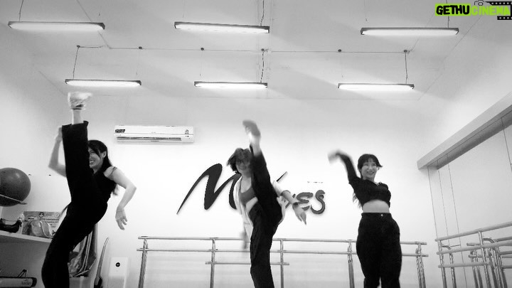 Rhatha Phongam Instagram - ซ้อมเต้น ❌ คาดิโอ ✅ จ้างได้เต้นใหญ่อยู่ #2002ราตรี