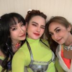 Rhatha Phongam Instagram - เขียวเหนี่ยวทรัพย์ได้มั้ย ... เหนี่ยวใจใครได้ป่าว ว้าววว 🐲🫶🏻 ยืมเพลงหน่อยคะ @debbie_bazoo 🫶🏻❤️