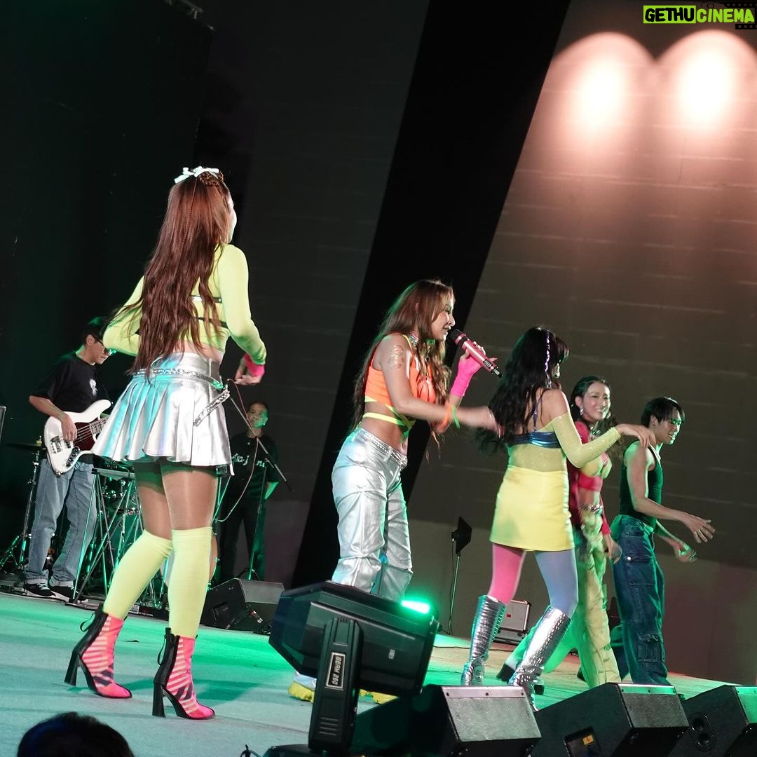 Rhatha Phongam Instagram - มาในธีม “หนาวแสงสีออน” ตาบรีฟลูกค้าสุดๆไปเลยค่าาาา ขอบคุณสมาคมศิษย์เก่า รร สุรนารี ทุกคนนะคะ 🩷🫶🏻