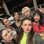 Rhatha Phongam Instagram - มาในธีม “หนาวแสงสีออน” ตาบรีฟลูกค้าสุดๆไปเลยค่าาาา ขอบคุณสมาคมศิษย์เก่า รร สุรนารี ทุกคนนะคะ 🩷🫶🏻