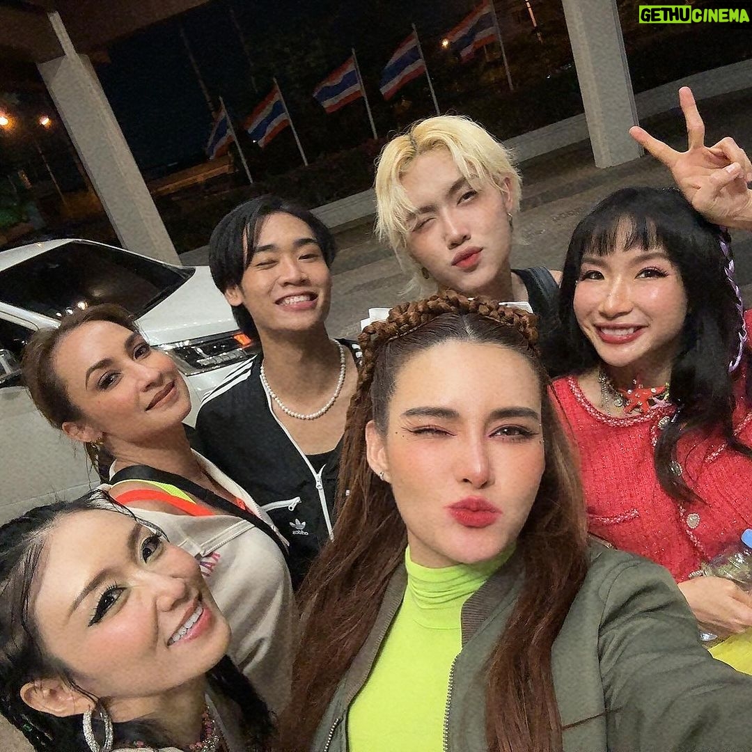 Rhatha Phongam Instagram - มาในธีม “หนาวแสงสีออน” ตาบรีฟลูกค้าสุดๆไปเลยค่าาาา ขอบคุณสมาคมศิษย์เก่า รร สุรนารี ทุกคนนะคะ 🩷🫶🏻