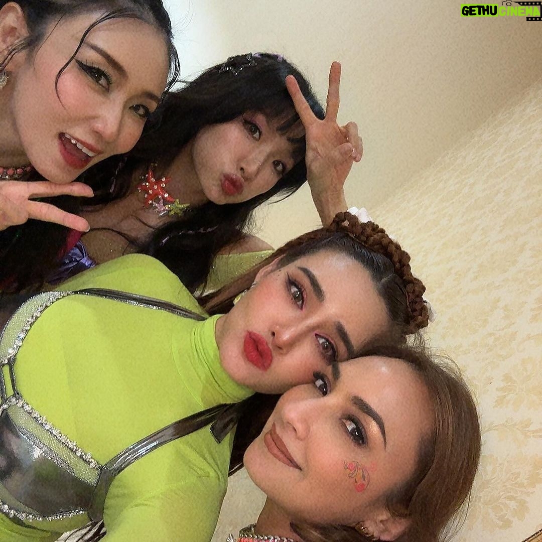 Rhatha Phongam Instagram - มาในธีม “หนาวแสงสีออน” ตาบรีฟลูกค้าสุดๆไปเลยค่าาาา ขอบคุณสมาคมศิษย์เก่า รร สุรนารี ทุกคนนะคะ 🩷🫶🏻