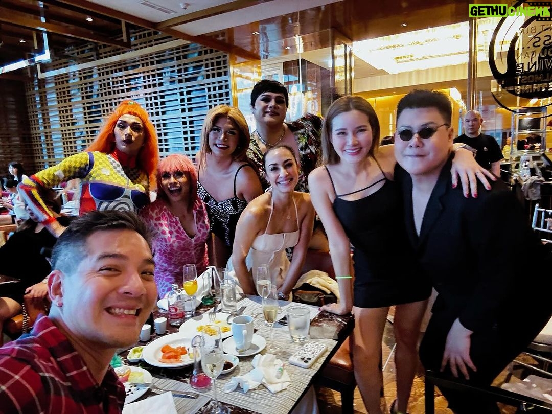 Rhatha Phongam Instagram - สงกรานต์วันแรก พี่แคทตีลังกา สาแกะกุ้งให้.... เหงื่อท่วมหลัง นี่ชวนทานข้าวจิงๆใช่ป่าว @houseofhealsbkk @renaissancebangkokhotel